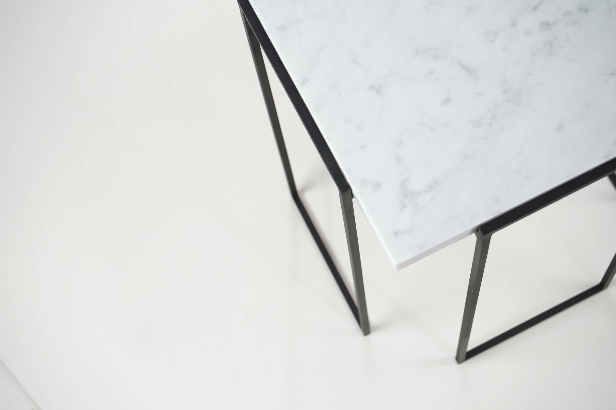 Kaus - Carrara marble side table