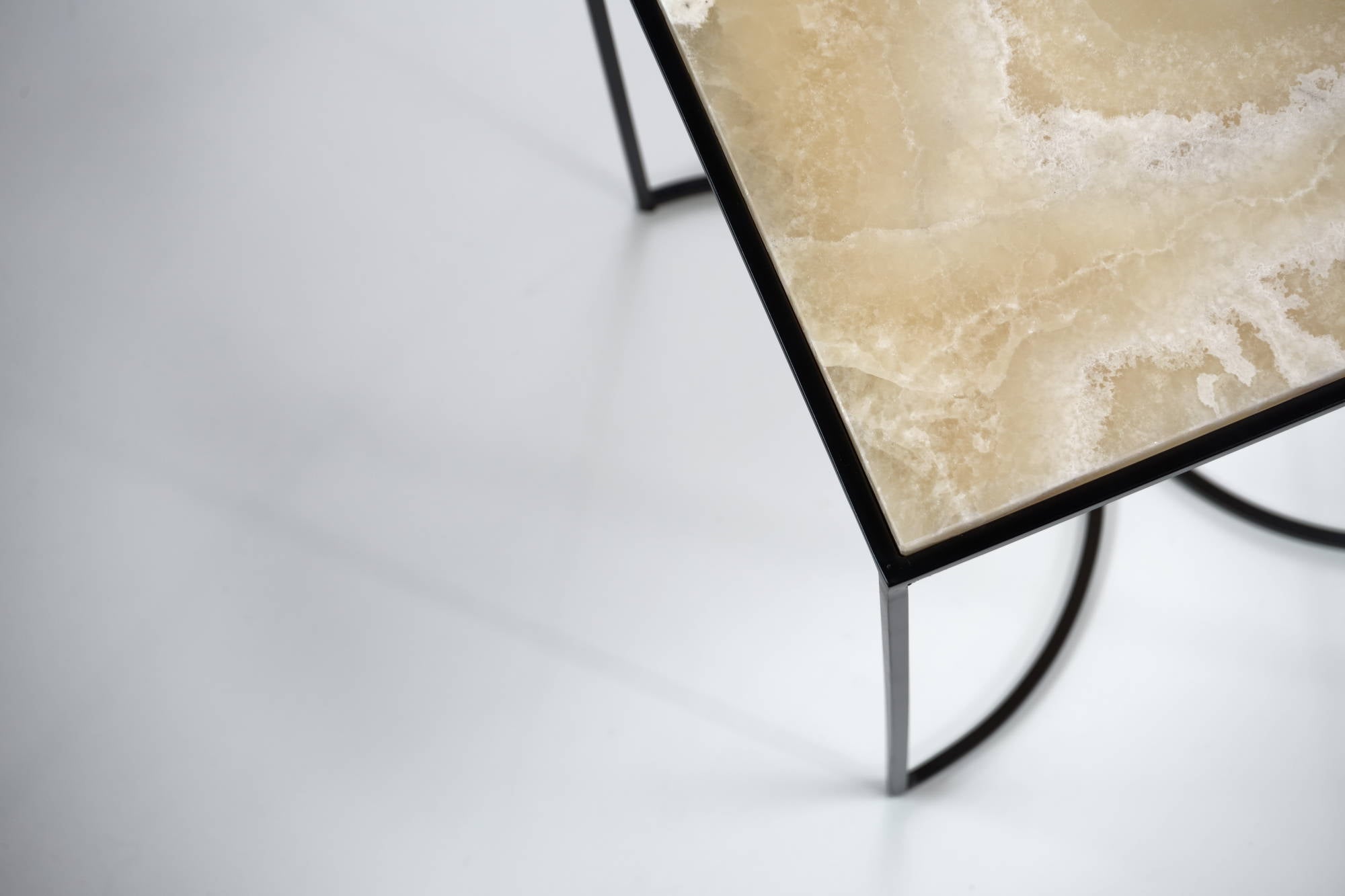 NaiveE - Carrara Marble side table