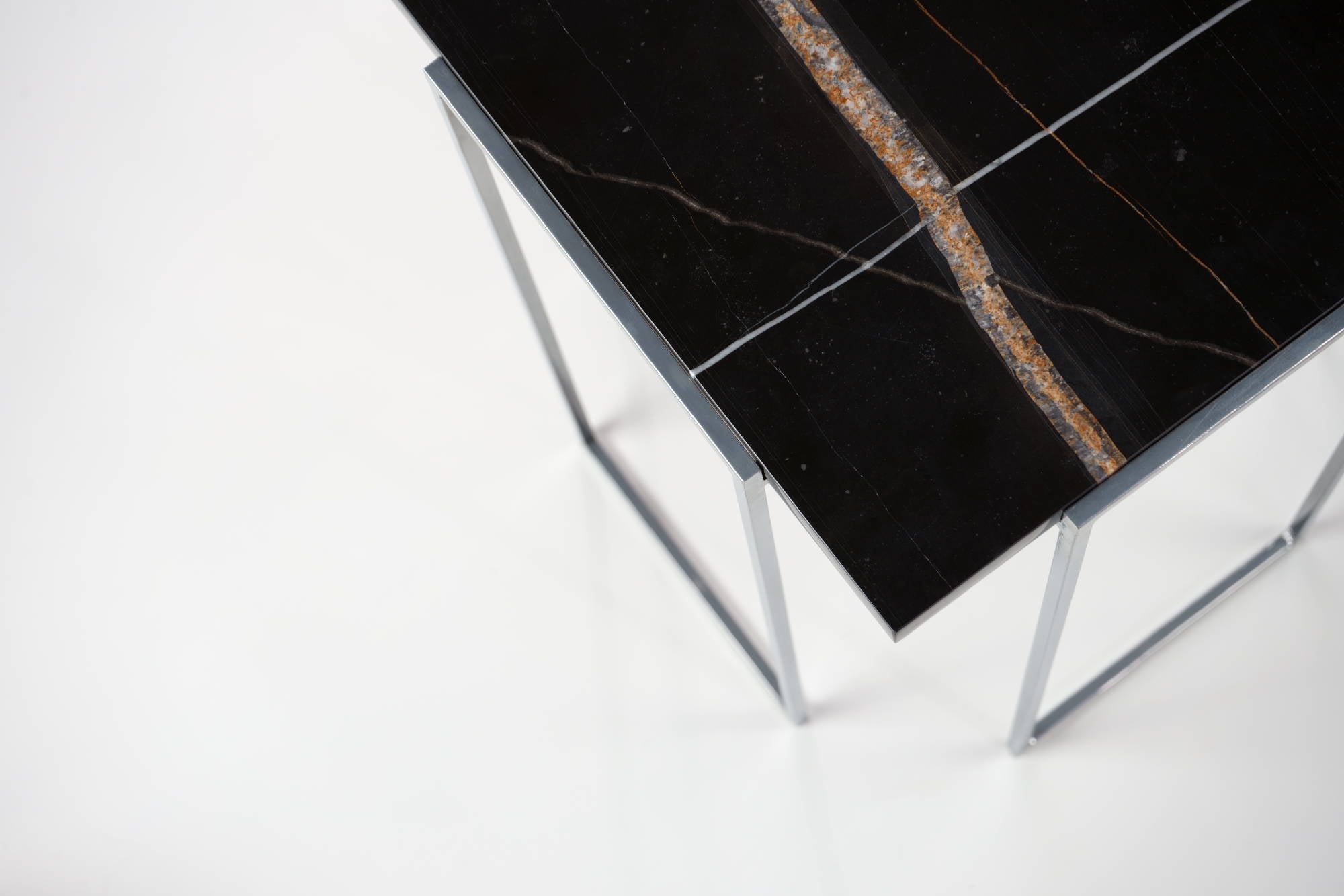 Kaus - Sahara noir side table